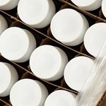 0.125in. 的琥珀色干净卡口样品瓶。隔垫