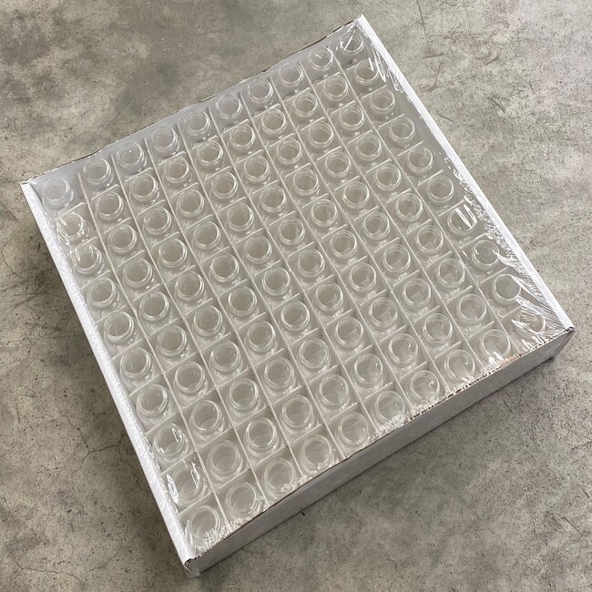 SureSTART™ 规格经认证的 20 mL 螺口透明玻璃样品瓶和 24 mm 顶封螺口盖套件,适用于闪烁计数,2级