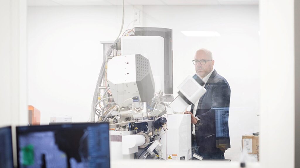 Stefan Raunser using cryo tomography