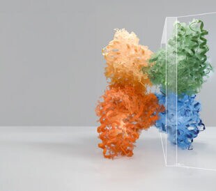 Advances in high-resolution cryo-EM at 100 kV