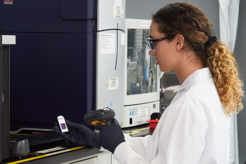 scientist-in-lab-using-cytoscan-dx-array-microarray