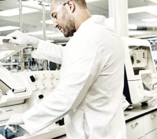 cell therapy manufacturing scientist using gibco dynacellect
