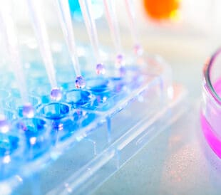 Multichannel pipette injecting liquid into a microtiter plate