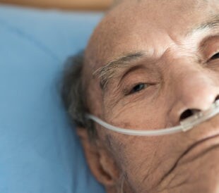 Old man with supplemental oxygen. Image: ShutterB/Shutterstock.com.