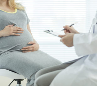 The pregnant woman who has an examination. Image: sukiyaki/Shutterstock.com.
