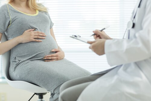 The pregnant woman who has an examination. Image: sukiyaki/Shutterstock.com.