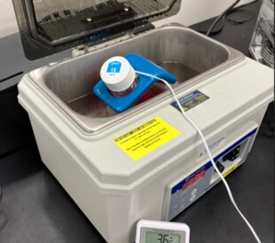 図1. 測定時の様子。DMEM培地にプローブタイプの温度計を差し込んで測定。