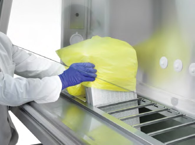 図4. 一次HEPAフィルターの交換方法
安全キャビネットが動作している陰圧環境下でHEPAフィルターカートリッジを取り外し、バッグに入れて封入することで取り出せます
一次HEPAフィルターはサイズが小さいため、取り扱いや袋詰めが容易です
必要な場合、オートクレーブ滅菌も可能です