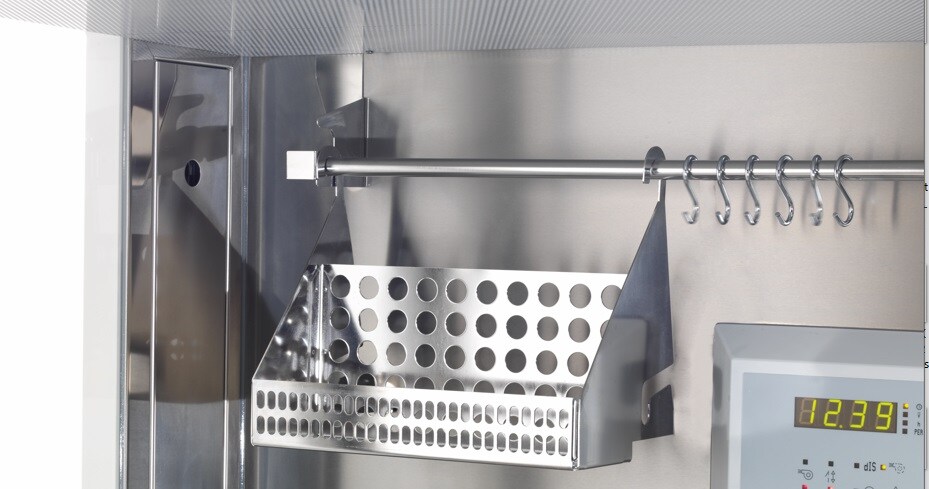 図5. 安全キャビネットの庫内に設置されたハンギングバーとバスケット
位置や高さはお客さまのニーズに合わせてカスタマイズできます