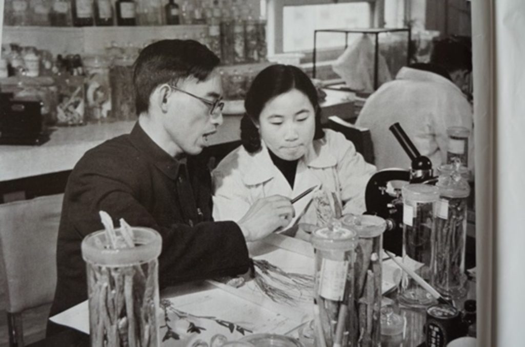 TuYouyou and her mentor Lou Zhicen (left) in the lab.