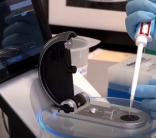 Closeup of pipette dropping sample onto the Nanodrop One Pedestal