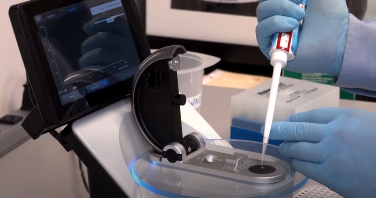 Pipette dropping sample onto the Nanodrop One Pedestal for protein quantification