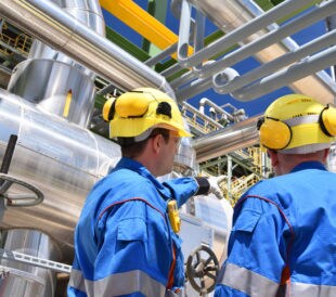 pipeline workers discussing DIFFERENCE IN XRF, LIBS, AND OES TECHNOLOGIES for PMI