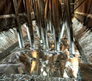 Metallic pieces galvanized on zinc bath