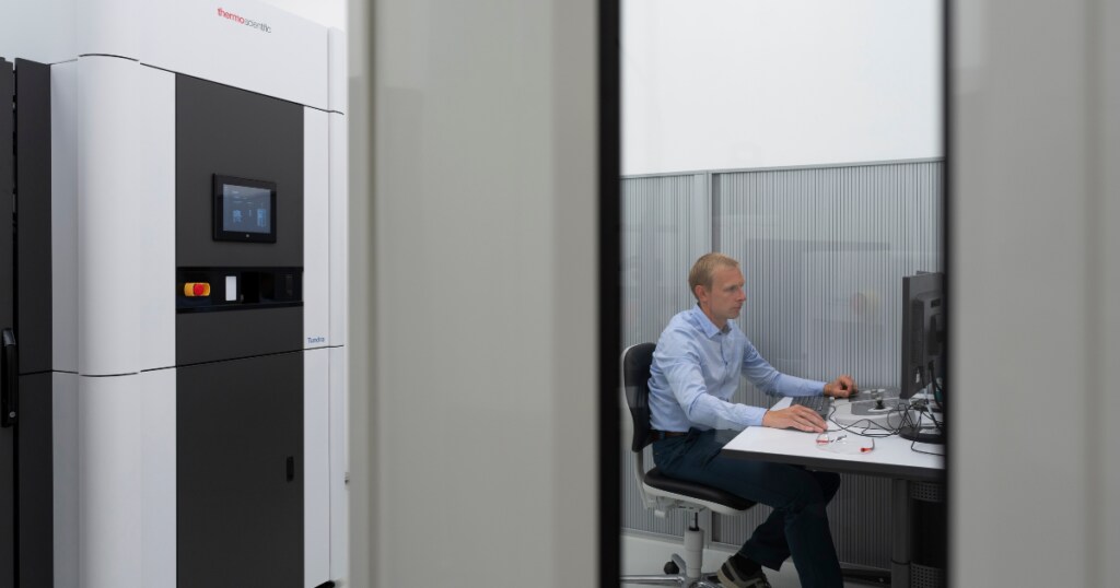 Scientist controlling the interface of the Thermo Scientific Tundra Cryo-TEM