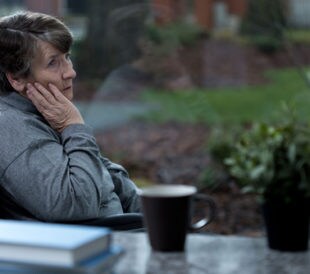 Depressed women sitting in a wheelchair at home. Image: Photographee.eu/Shutterstock.com.