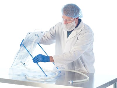 Single-use technologies Scientist using a single use bag.