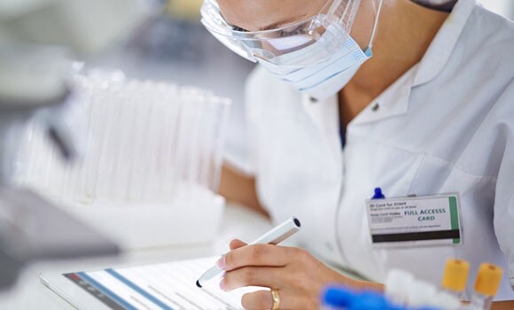 Female scientist using SampleManager LIMS software on a tablet Female scientist using SampleManager LIMS software on a tablet