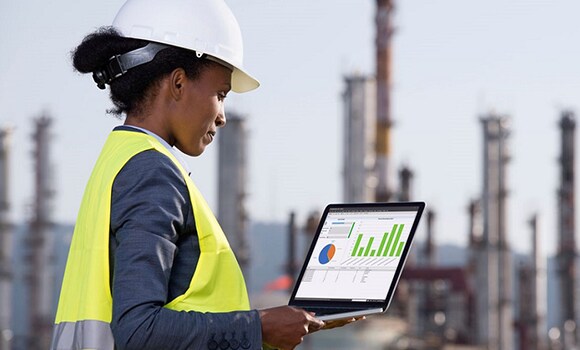 woman using SampleManager LIMs software at an oil refinery woman using SampleManager LIMs software at an oil refinery