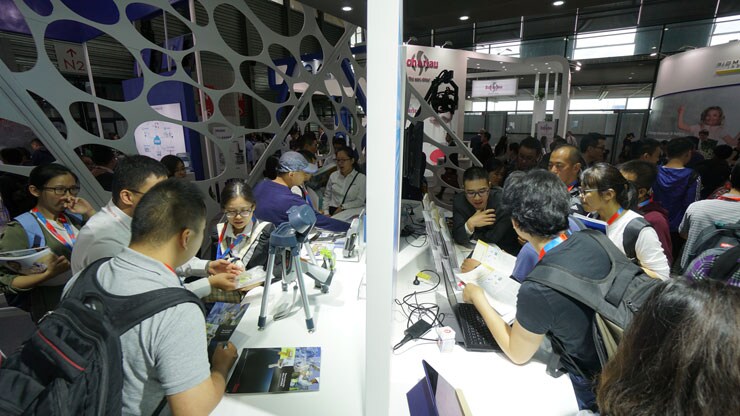 赛默飞展位互动区观者如潮 赛默飞展位互动区观者如潮