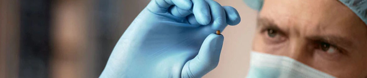 科学家戴着口罩和手套 科学家检查一个小颗粒