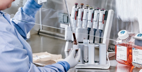regulatory compliance scientist using gibco optimizer cts in lab