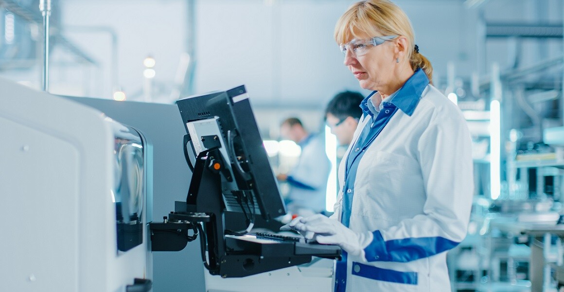 infrastructure integration 科学家在实验室中使用集成软件