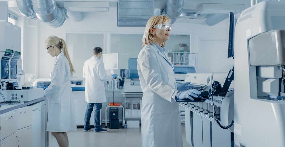 instrument integration card crop :三位科学家在实验室的的不同站点工作