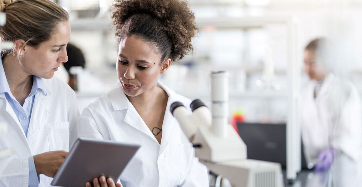 TS-System-software 两位科学家在平板电脑上查看 Core ELN 软件