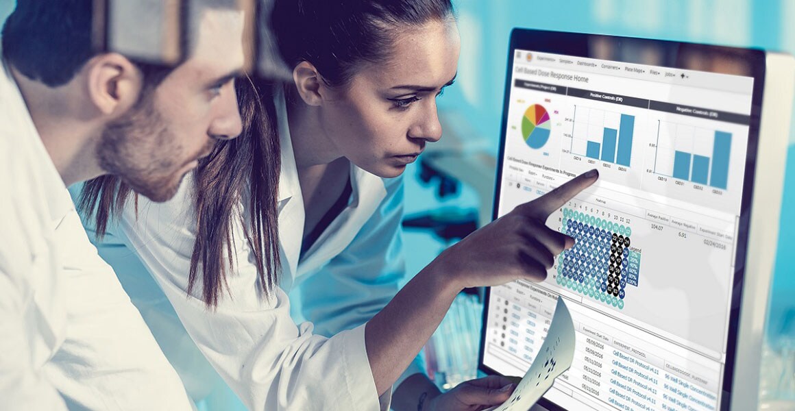 TS-Core-LIMS-software 两位科学家在台式电脑显示器上查看 core LIMS 软件
