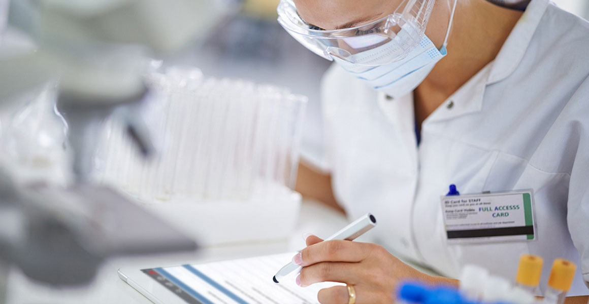 TS-SampleManager-LIMS-software 科学家在平板电脑上使用 SampleManager LIMS 软件