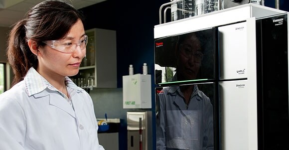 vanquish-card-crop 科学家执行液相色谱分析