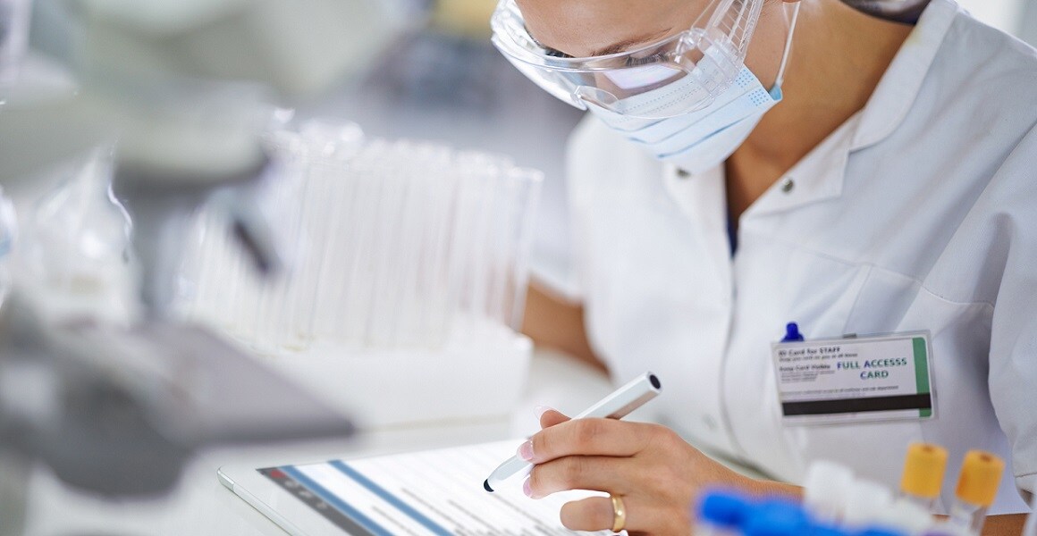 SampleManager Female scientist using SampleManager LIMS software on a tablet