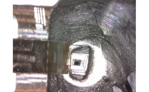 Diamond knife and block face ready for SEM imaging. Diamond knife and block face ready for SEM imaging.