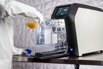 倒入菌液 倒入菌液