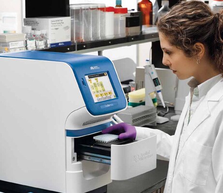 将 TaqMan hPSC Scorecard 检测板置入仪器中 将 TaqMan hPSC Scorecard 检测板置入仪器中