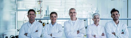 研发科学家的协作团队 实验室里配备台式设备的科学家团队