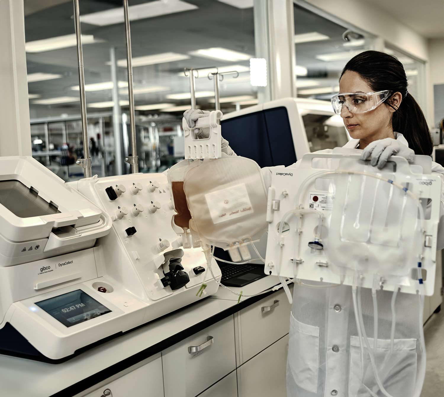 Cell Therapy manufacturing instruments and reagents decorative image